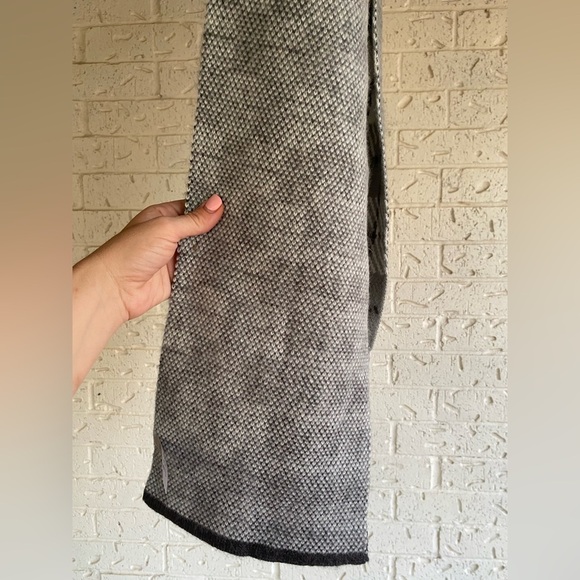 Charlie Paige Gray and White Knit Scarf - Picture 5 of 5